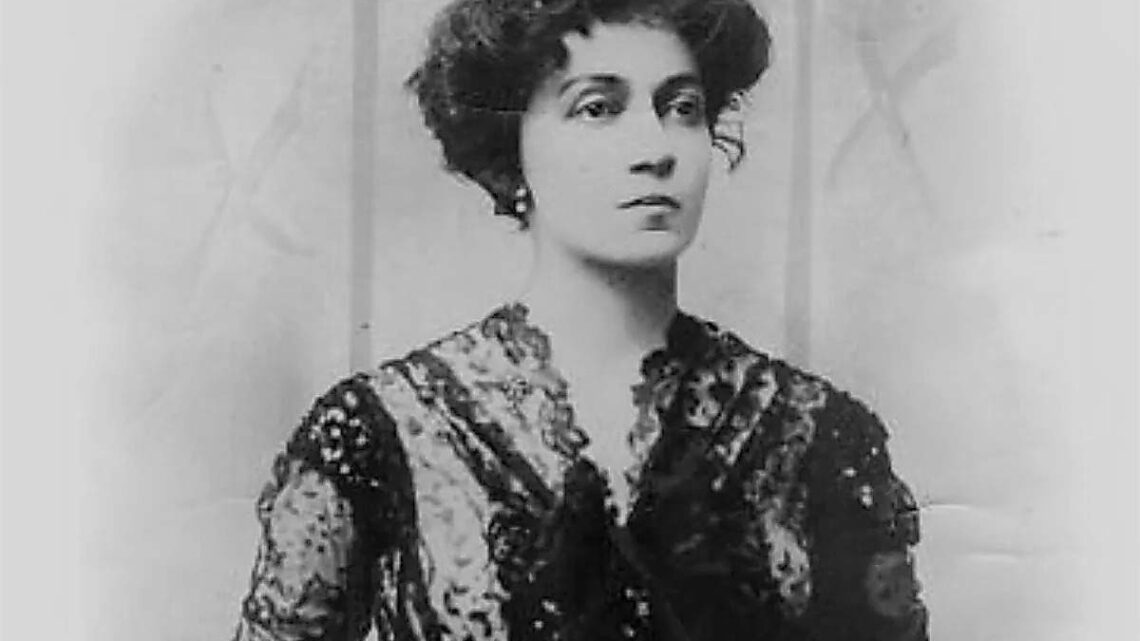 Lola Mora: Tallar la historia